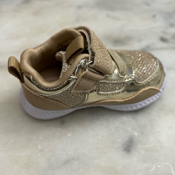 Size 3 Nine West gold toddler sneakers with Velcro strap - Picture 6 of 9